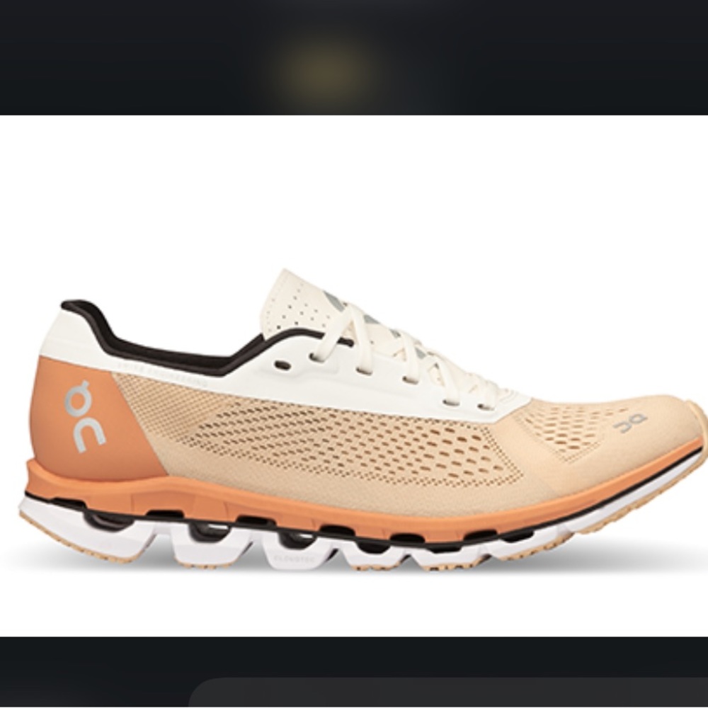 On cloud boom running shows size 39 color savanna/ white. Pre-owned